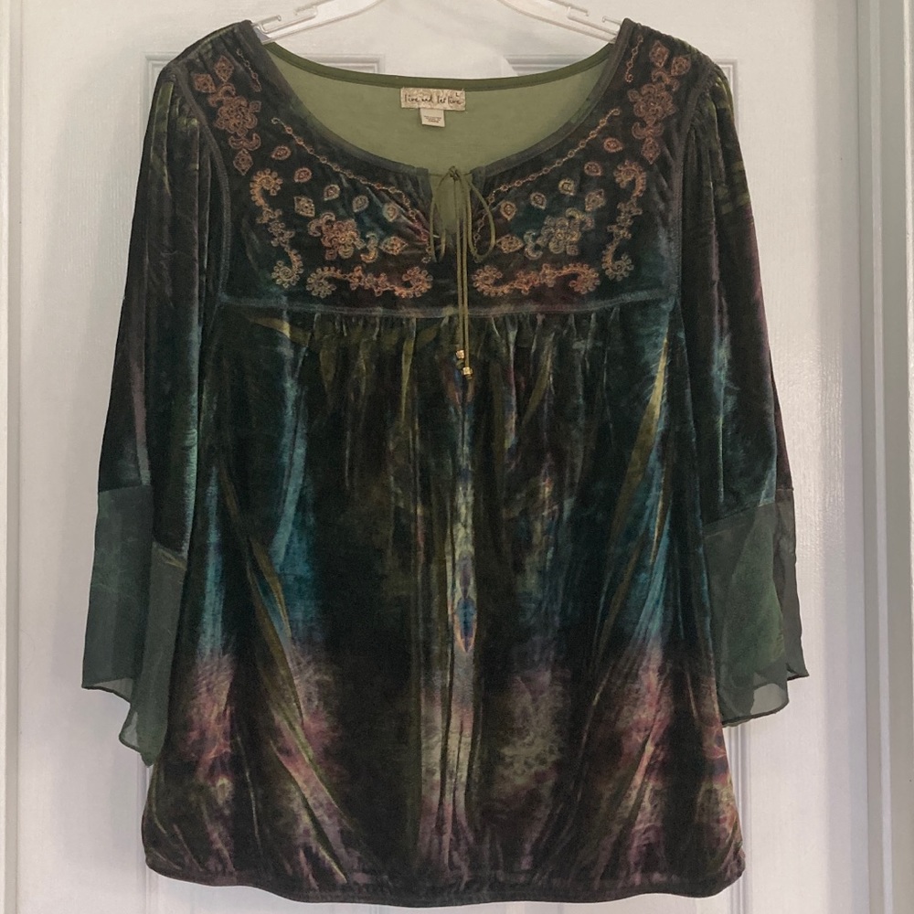 L Live and Let Live gorgeous ‘velvet’ blouse - so elegant! Just lovely. 🍃